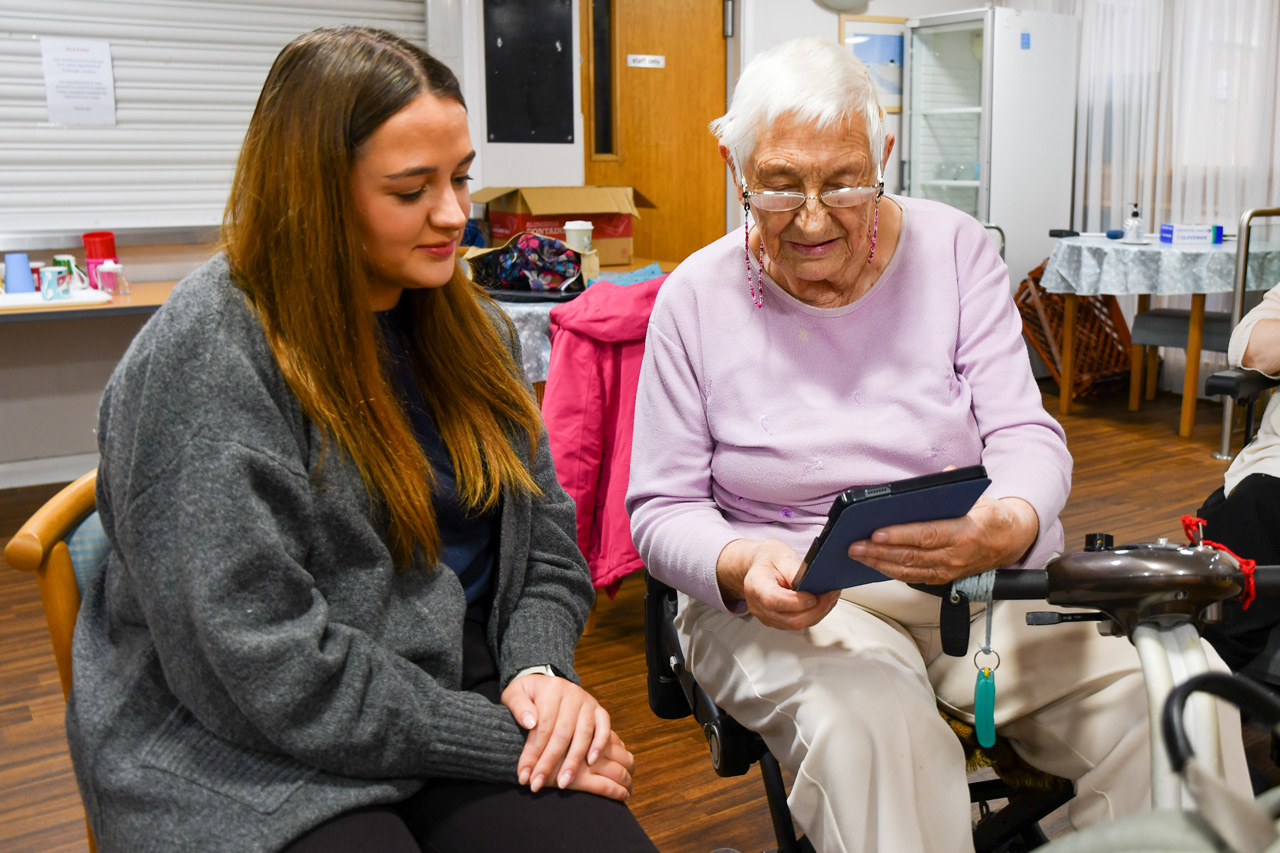 A Hedyn colleague sat next to one of our over 55 housing customers helping them with the use of a tablet device.