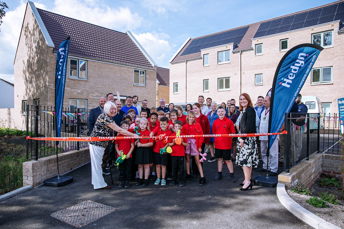 The ribbon cutting at the opening of the new homes with Rt. Worshipful, the Mayor of Newport, Councillor Deb Harvey, pupils of Lliswerry Primary School and Paula Kennedy, CEO of Hedyn with Hedyn colleagues.